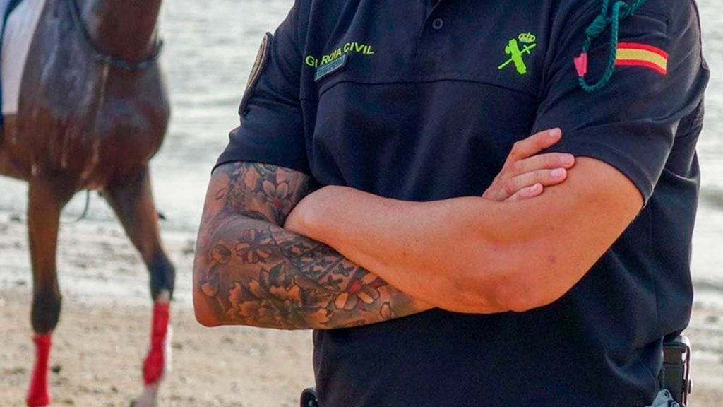 Guardia Civil con tatuaje visible con uniforme